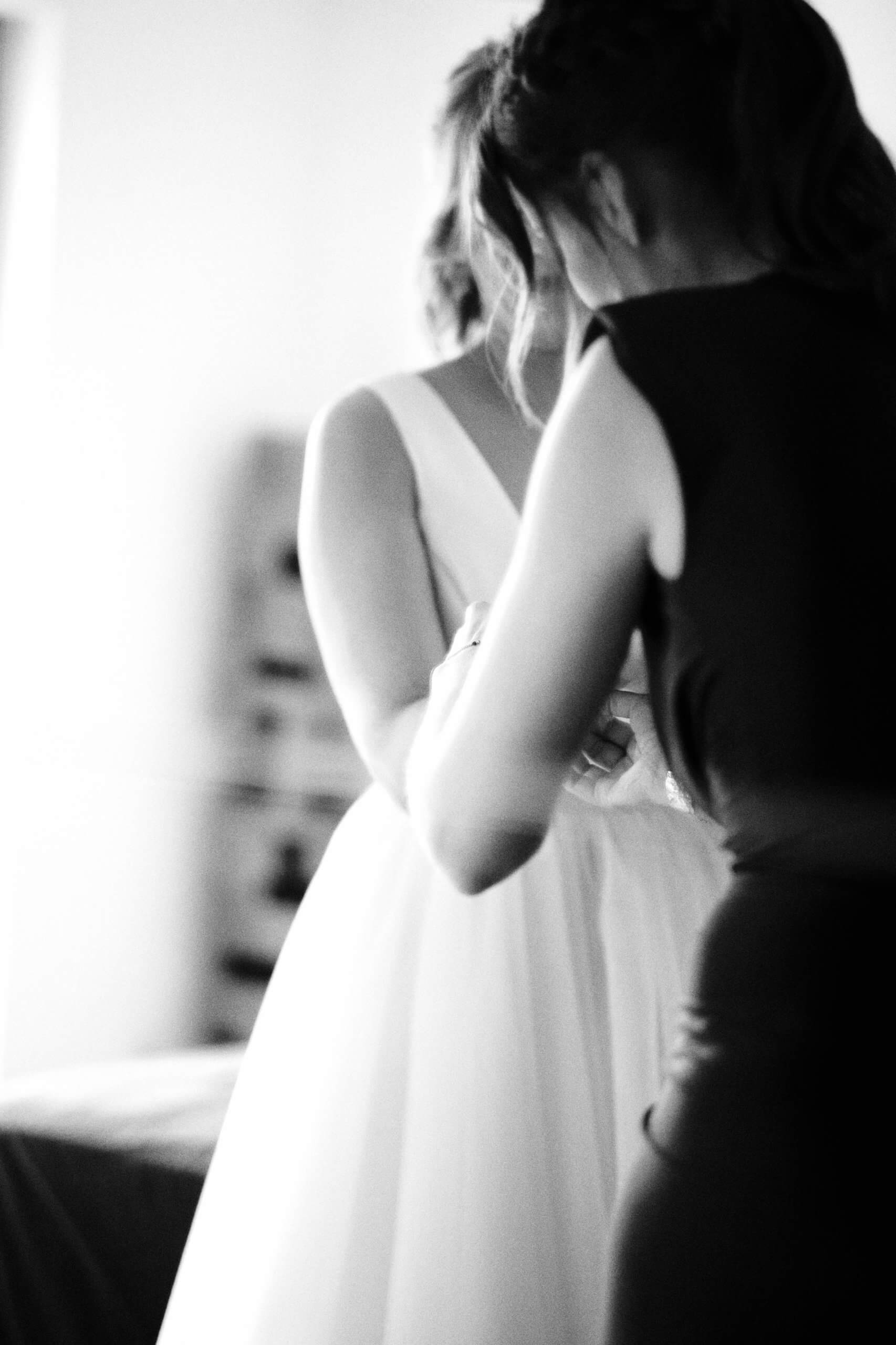 la mariée est sa témoin qui se préparent. Photographie en noir et blanc