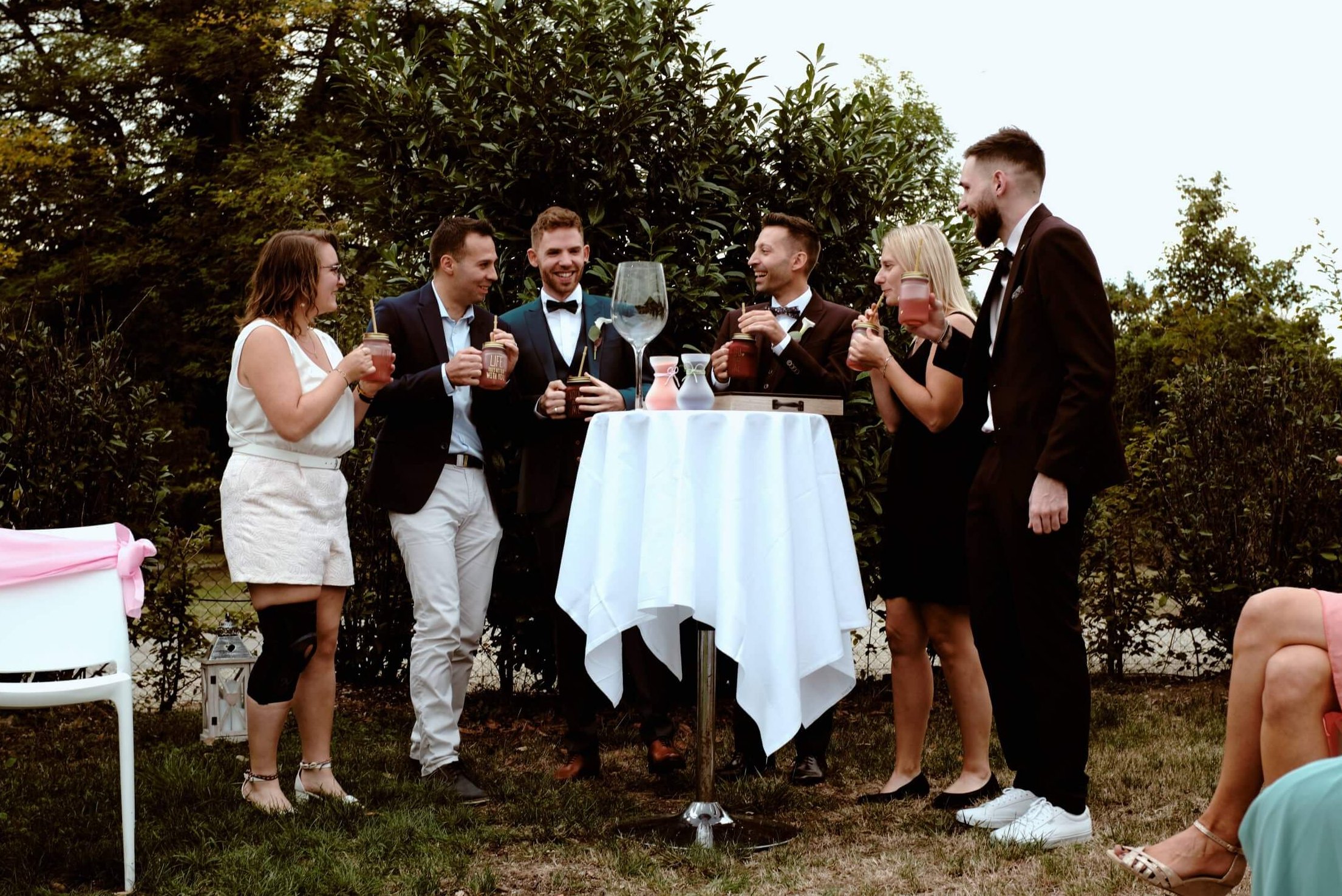les mariés et leurs témoins boivent un cocktail lors de la cérémonie