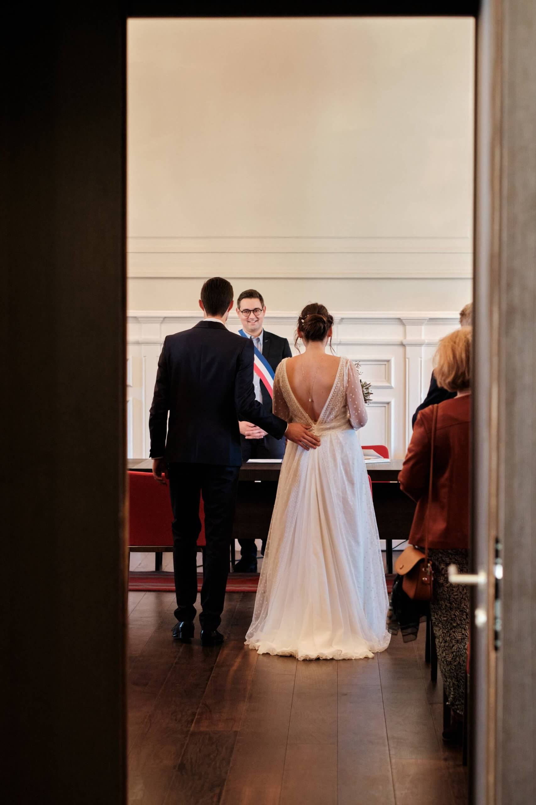 mariés de dos a la mairie lors de leur mariage