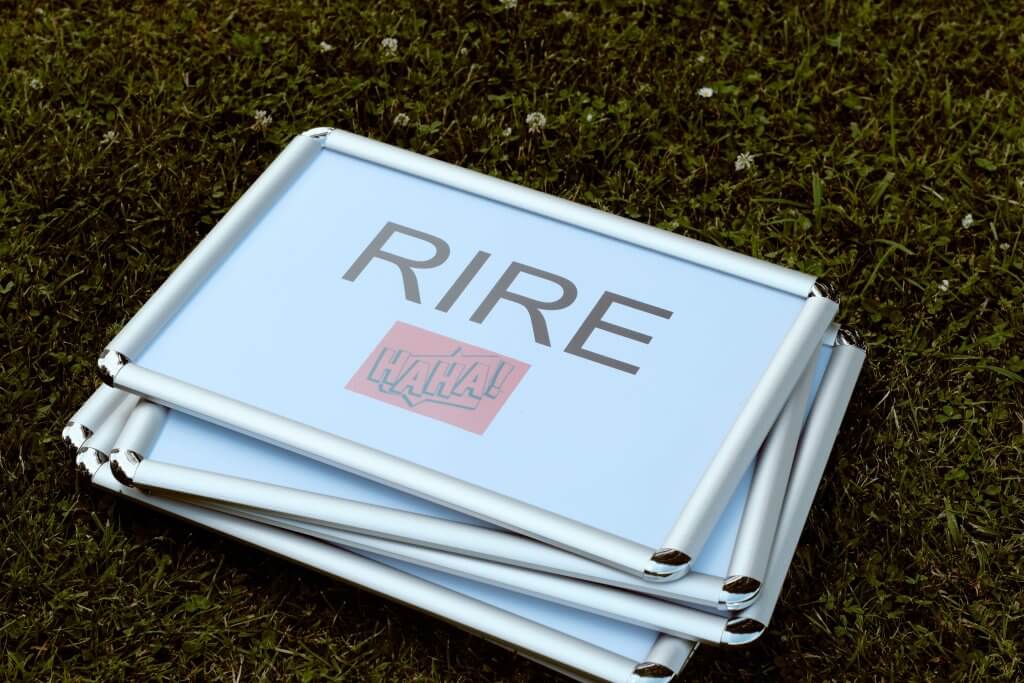 Les pancartes préparées pour la cérémonie, dont une où il est écrit RIRE