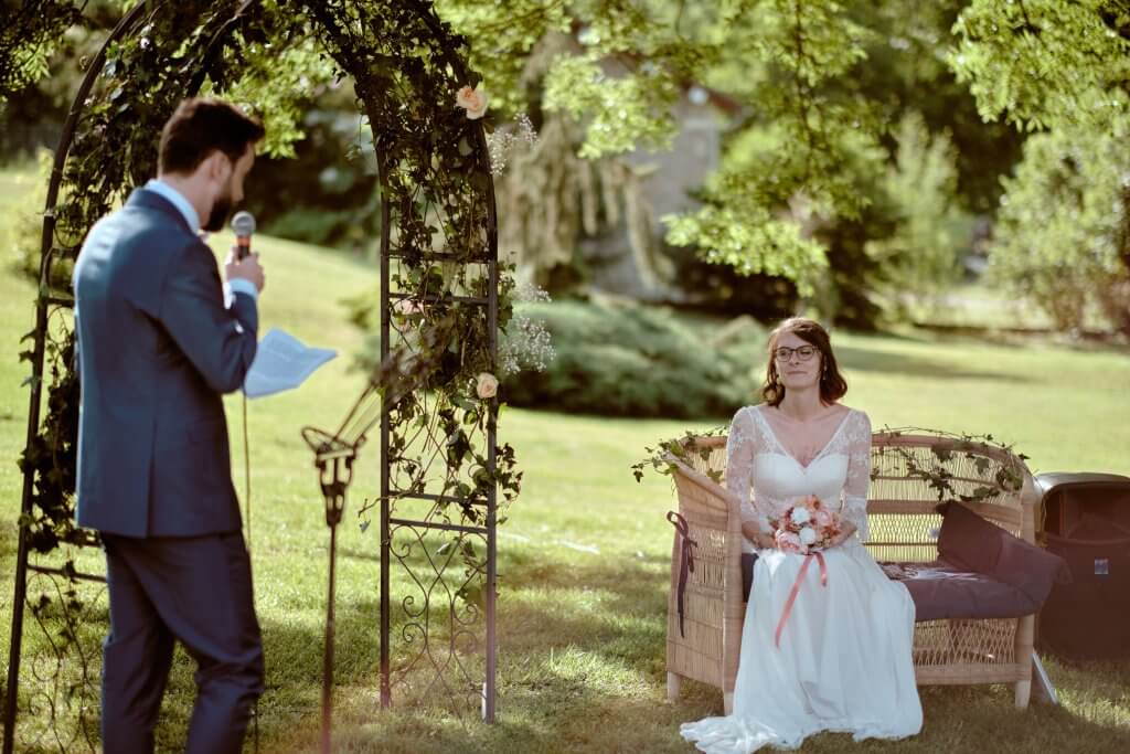 Le marié lit ses vœux à la mariée