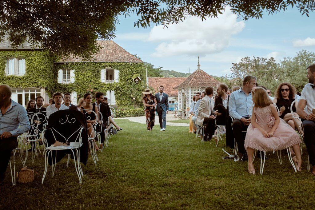 Les invités installés dans le jardin pour la cérémonie laïque