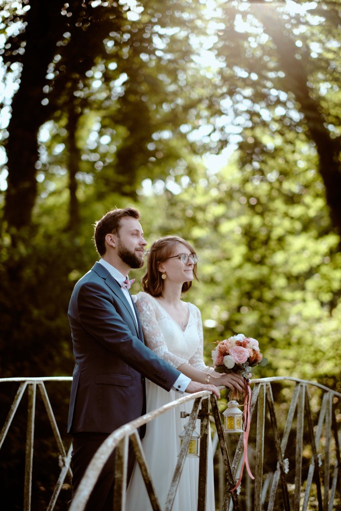 Séance de couple à contre-jour sous les arbres du domaine