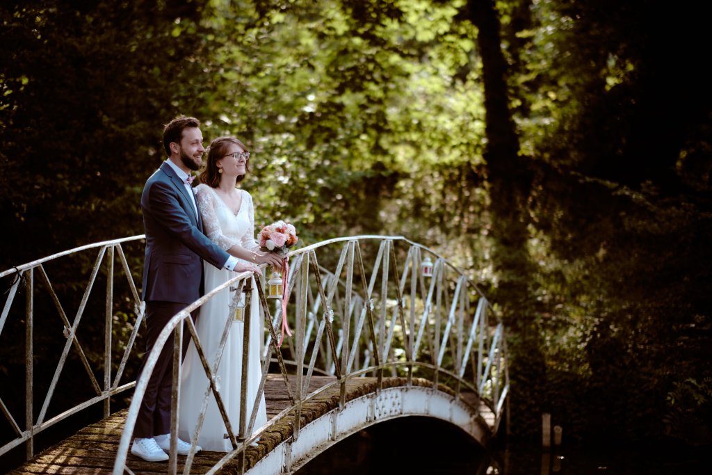 Les mariés sur le petit pont de fer du Domaine du Feyel