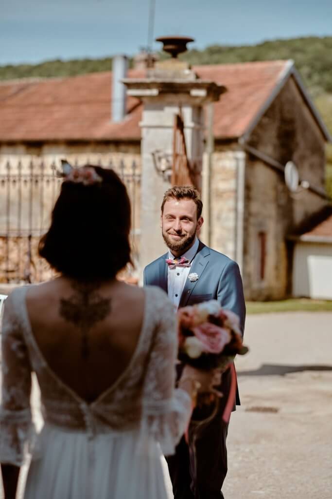 Le marié se retourne et découvre la mariée
