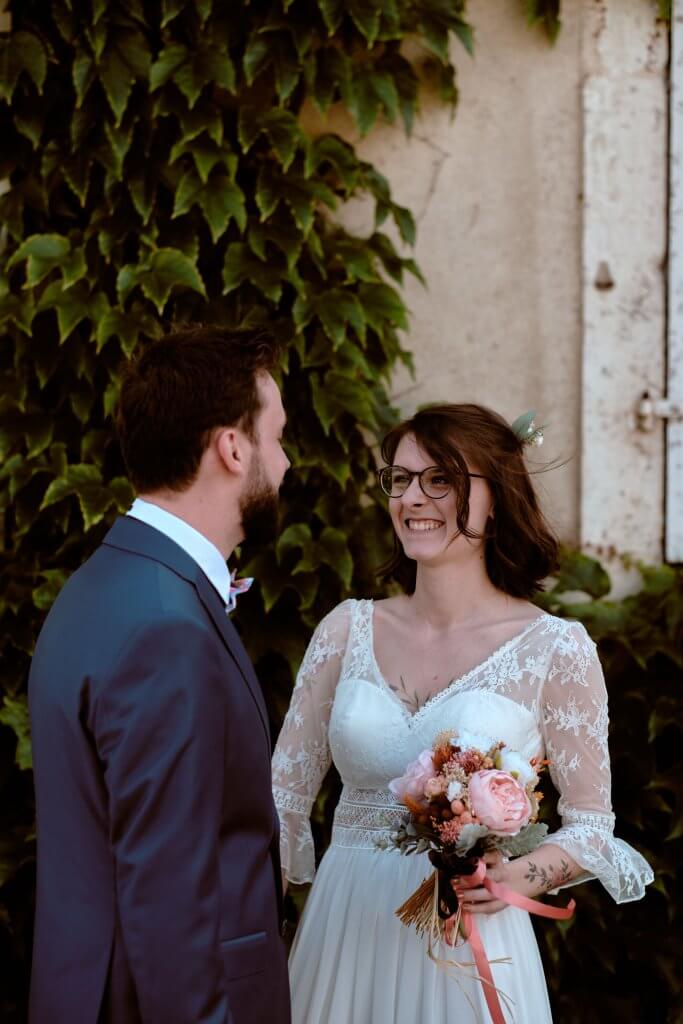 Les mariés face à face juste après le first look