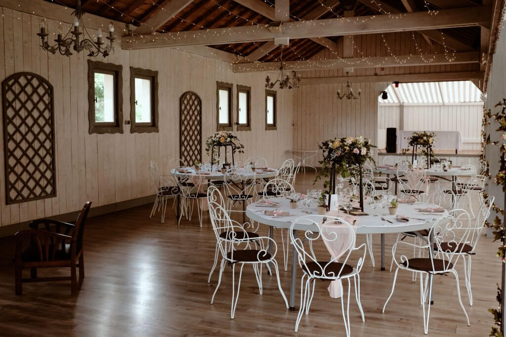 La véranda du Domaine du Feyel dressée pour le repas de mariage