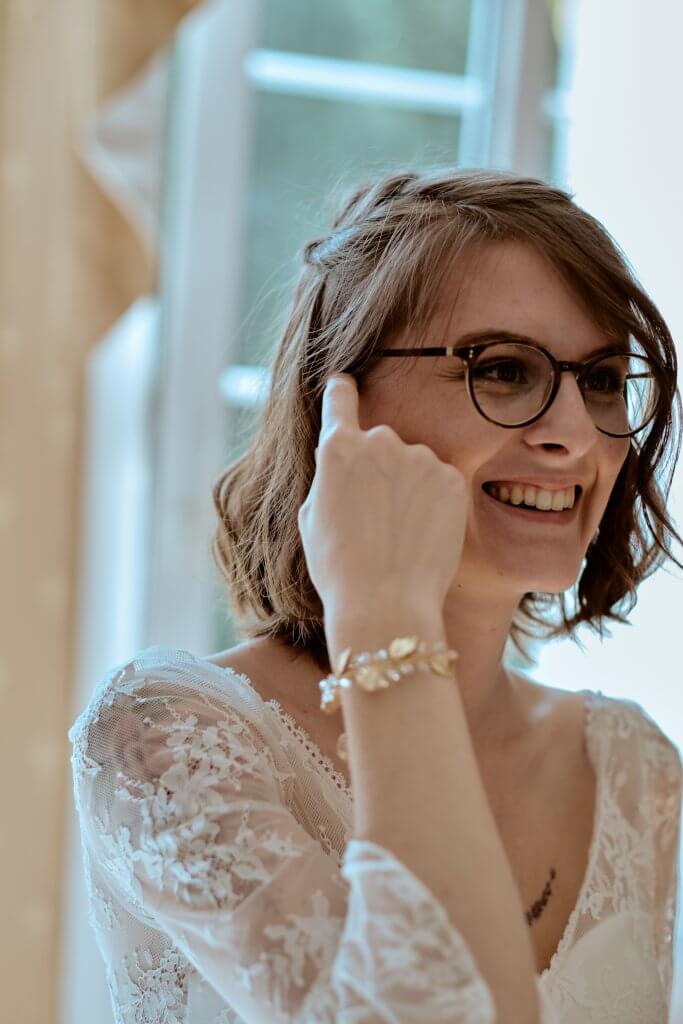 Portrait de la mariée qui rit pendant ses préparatifs