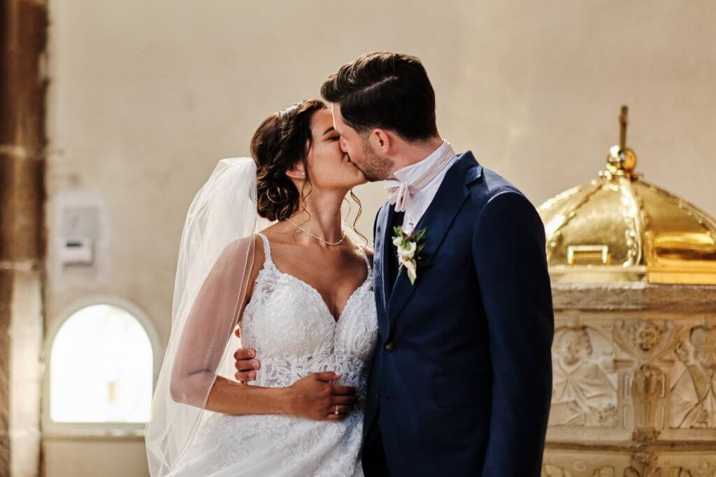 Le baiser des mariés à la cérémonie