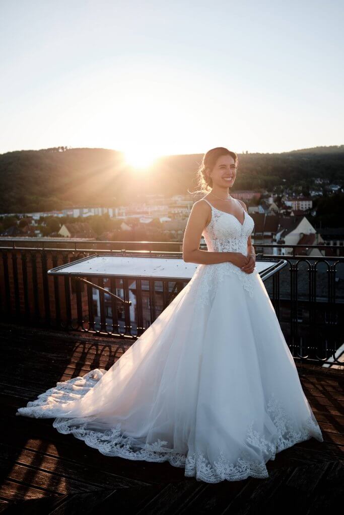 Christine en robe de mariée sur la terrasse du Château des Rohan, Saverne en contrebas