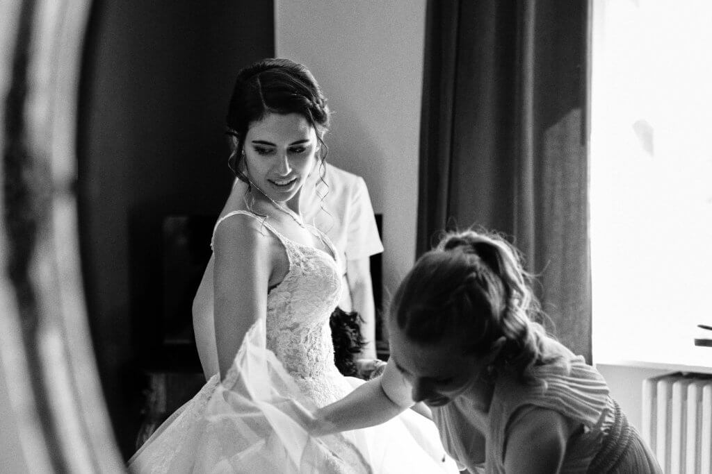 La mariée et une petite fille pendant les préparatifs