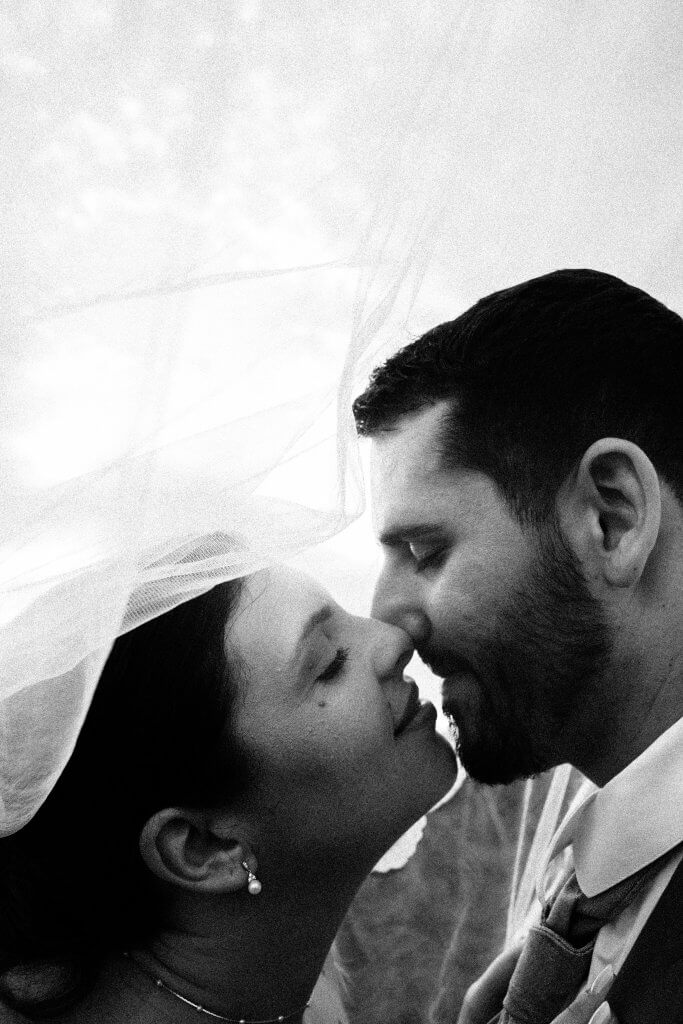 Baiser sous le voile, en noir et blanc