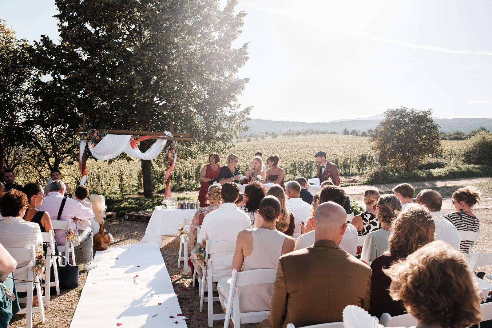 Cérémonie laïque en plein air face aux vignes, au Domaine du Bollenberg