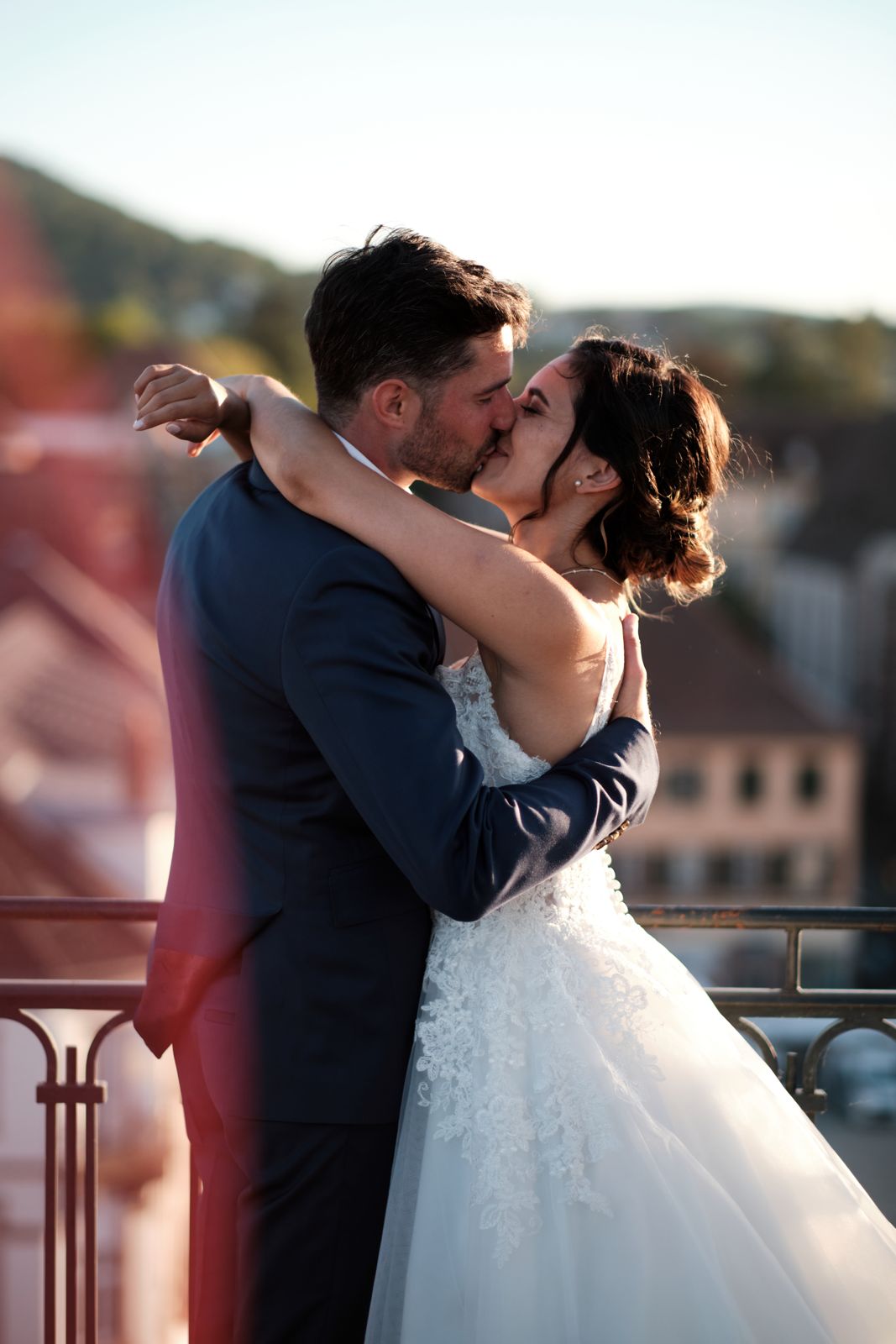 Christine et Alexis s’embrassent à l’heure dorée sur la terrasse du Château des Rohan, au-dessus des toits de Saverne