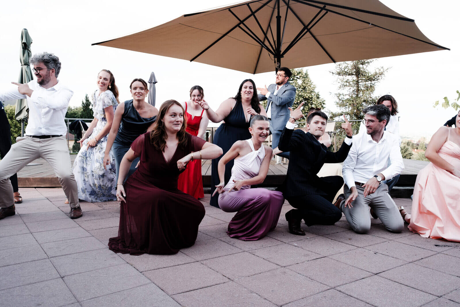 La chorégraphie surprise des invités, à genoux dans l'herbe, bras levés