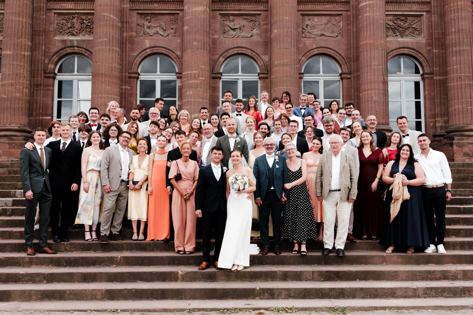 La photo de groupe sur les marches du Château des Rohan à Saverne