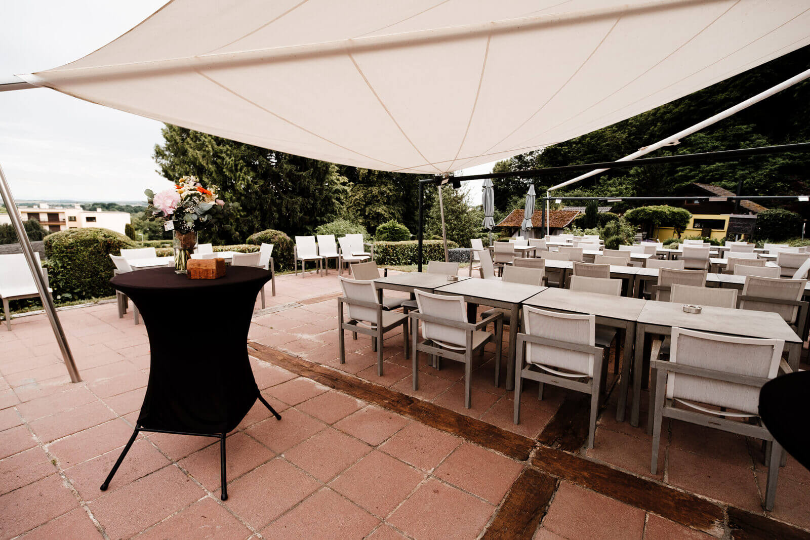 La terrasse de La Garenne à Saverne, tables dressées face à la vallée