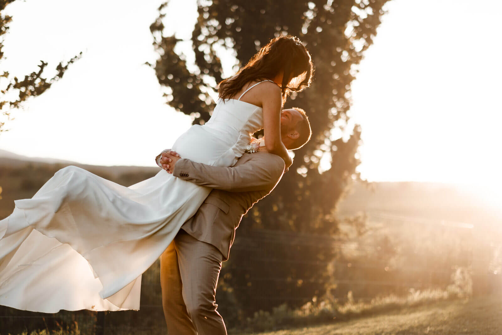 La robe de la mariée s'envole dans les vignes à l'heure dorée
